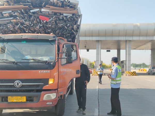 坚决行动 深化合作:健康城协同开展高速公路超限超载运输普法整治行动