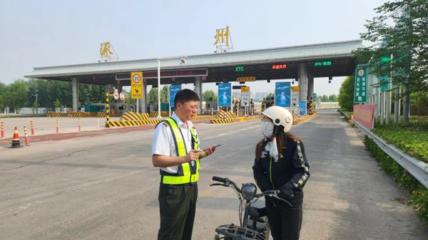 涿州站"飞毛腿"勇助路人