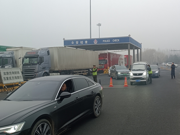 雾天出行不“堵心” 保定收费站智慧便民暖途行(2)_副本.jpg