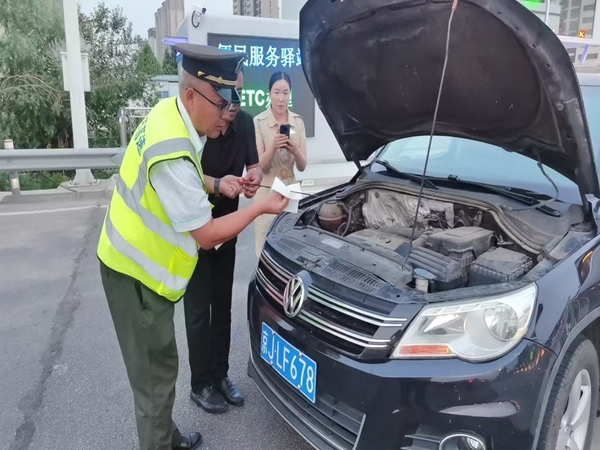 中考季暖心一幕：保定收费站员工助力考生家庭廉淑娟_副本.jpg