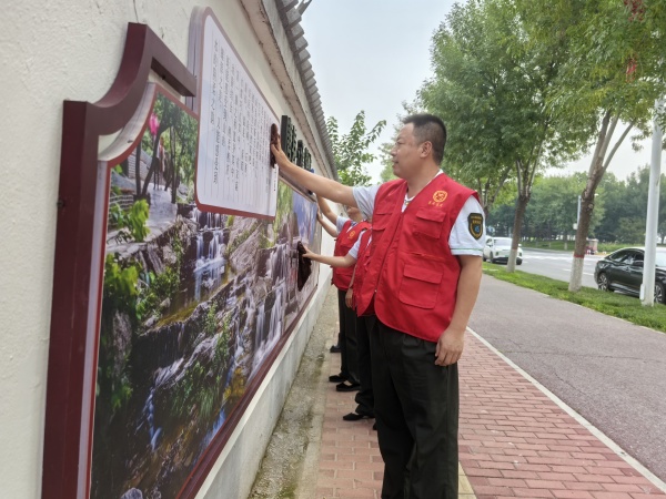 成立志愿服务小队对保定市旅游宣传栏进行清理_副本.jpg