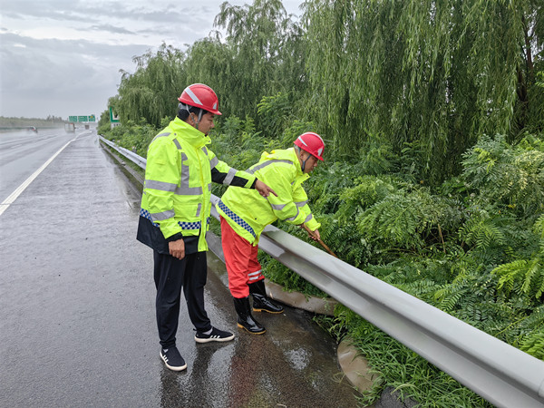 2025.8.4第一养护雨中巡查_副本.jpg