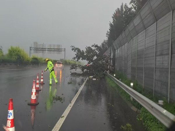 2025.8.13第一工区雨夜清障2_副本.jpg