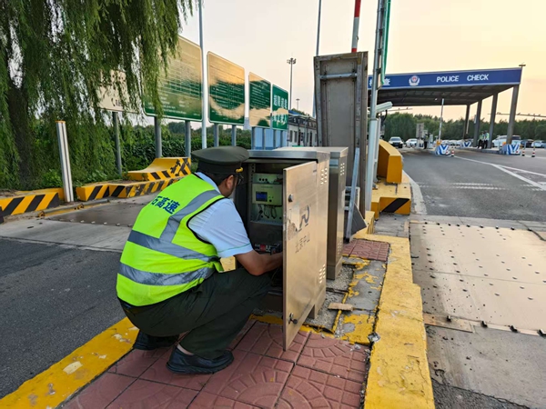 保定收费站筑牢安全防线 护航“9·3阅兵”霍春晓_副本.jpg