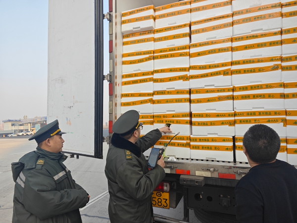 保定站年底多举措筑牢绿通查验防线 守护民生运输通道畅通(霍春晓)_副本.jpg