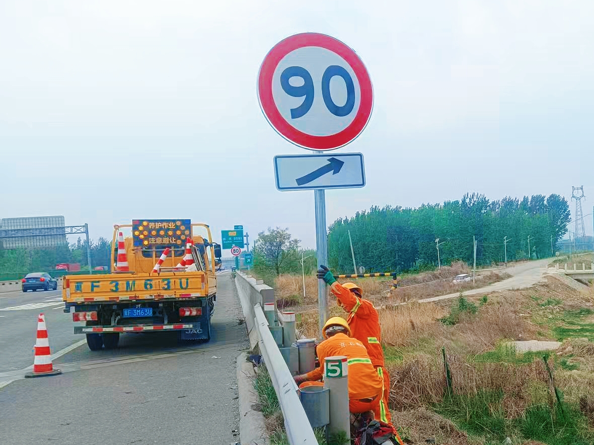 3.安装标志牌.jpg
